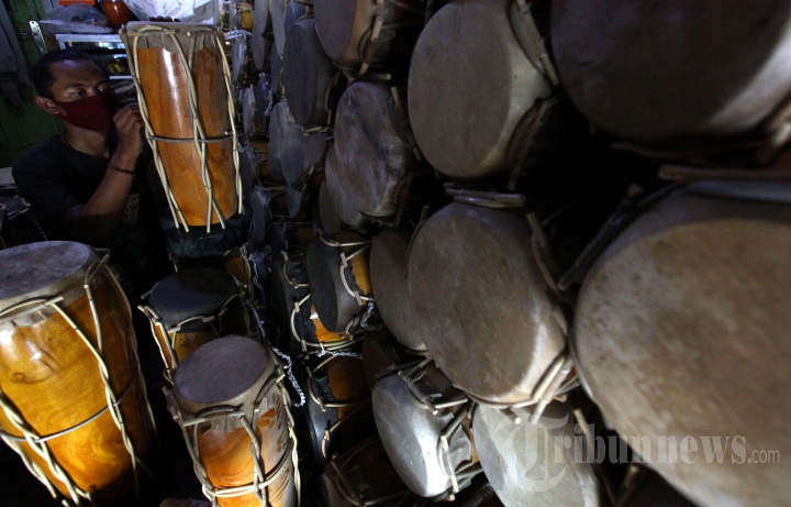 Pembuatan Kendang Batak di Bengkel Seni Sunda Creative
