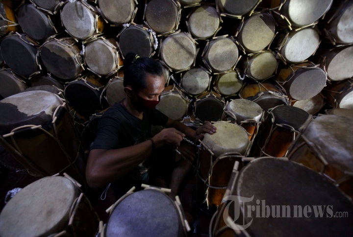 Pembuatan Kendang Batak di Bengkel Seni Sunda Creative