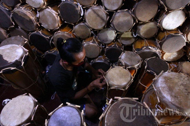 Pembuatan Kendang Batak di Bengkel Seni Sunda Creative