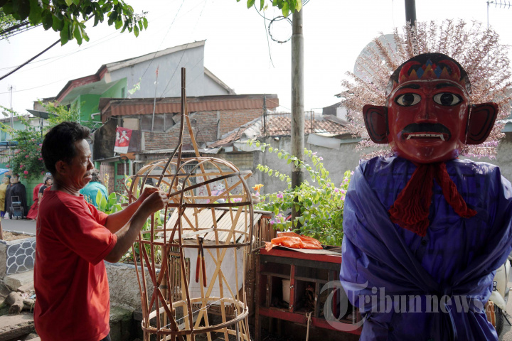 Pembuatan Ondel-ondel Jelang HUT DKI Jakarta