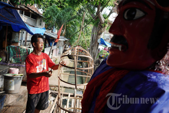 Pembuatan Ondel-ondel Jelang HUT DKI Jakarta