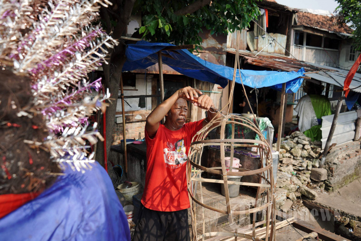 Pembuatan Ondel-ondel Jelang HUT DKI Jakarta