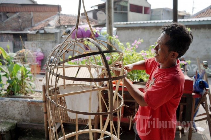 Pembuatan Ondel-ondel Jelang HUT DKI Jakarta