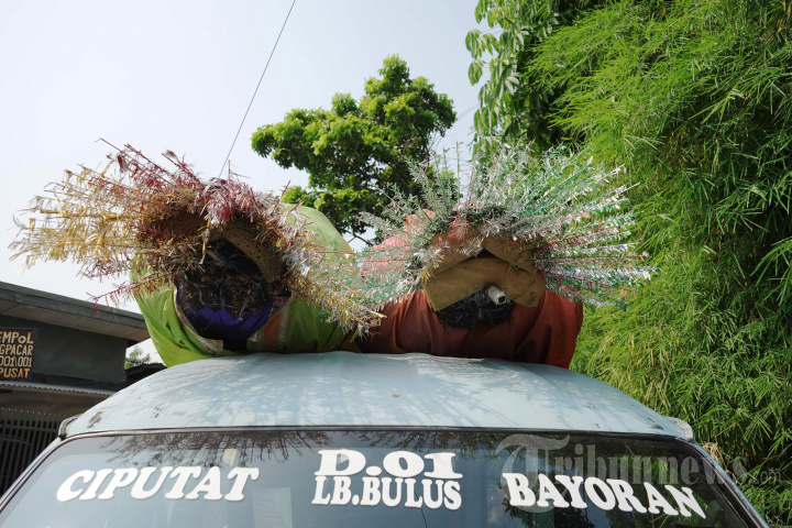 Pembuatan Ondel-ondel Jelang HUT DKI Jakarta