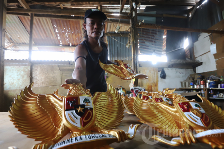 Pembuatan Patung Garuda Pancasila Berbahan Fiber