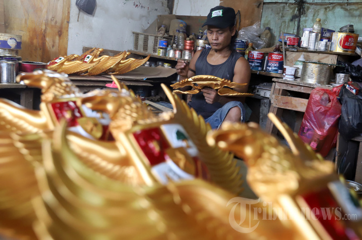 Pembuatan Patung Garuda Pancasila Berbahan Fiber