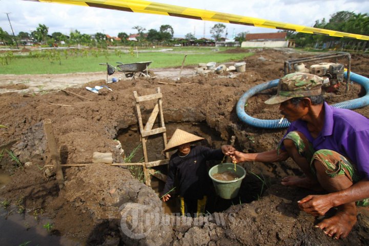 Pembuatan Pondasi Tiang Sepeda Udara