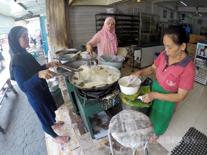 Pedagang saat menggoreng Tempe Mendoan di Toko Eco 21 Sawangan, Purwokerto, Jawa Tengah, Sabtu (2/6/2018). Pelanggan bisa menikmati mendoan khas Purwokerto ditempat ini dengan membayar Rp 3500 satu mendoan. 