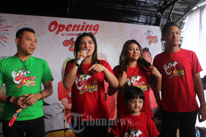 Anang Hermansyah beserta keluarga sedang memberi sambutan di outlet Ayam Asix di Depok, Minggu, (10/2/2019). Acara tersebut merupakan pembukaan outlet yang ke 9 milik keluarga penyanyi sekaligus Anggota DPR RI Komisi X Anang Hermansyah. 