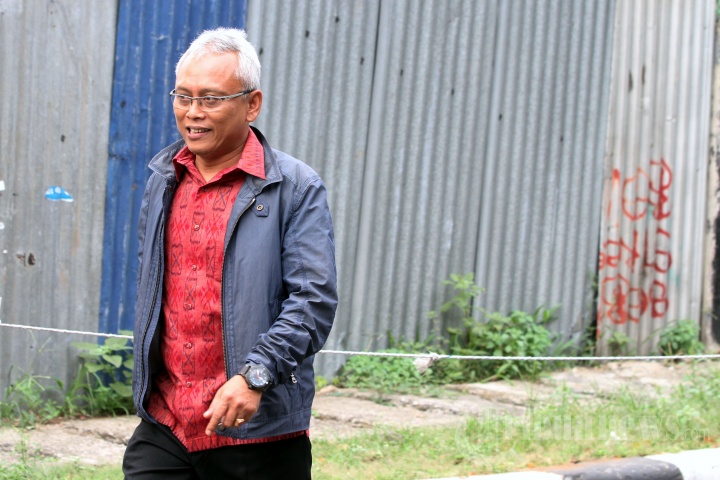 Mantan anggota Komisi II DPR Arif Wibowo bergegas meninggalkan gedung KPK usai menjalani pemeriksaan di Jakarta, Senin (4/6/2018). Politisi PDI Perjuangan itu diperiksa sebagai saksi dalam kasus korupsi proyek pengadaan KTP elektronik dengan tersangka Irvanto Hendra Pambudi dan Made Oka Masagung. 