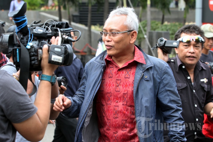 Mantan anggota Komisi II DPR Arif Wibowo bergegas meninggalkan gedung KPK usai menjalani pemeriksaan di Jakarta, Senin (4/6/2018). Politisi PDI Perjuangan itu diperiksa sebagai saksi dalam kasus korupsi proyek pengadaan KTP elektronik dengan tersangka Irvanto Hendra Pambudi dan Made Oka Masagung. 