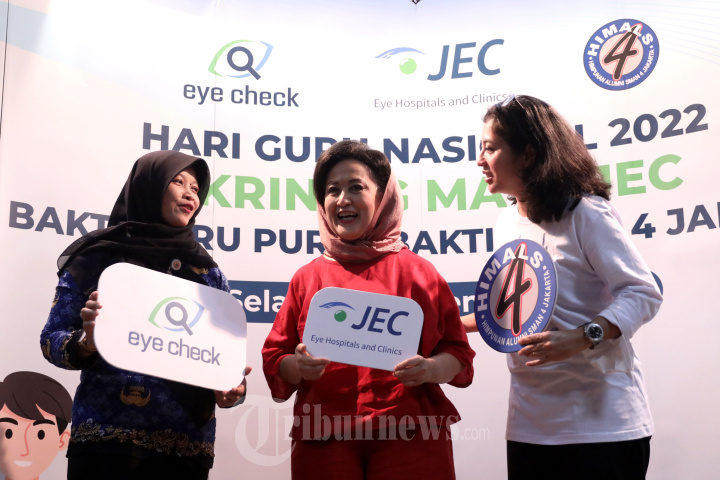 Pemeriksaan Mata Gratis Peringati Hari Guru Nasional