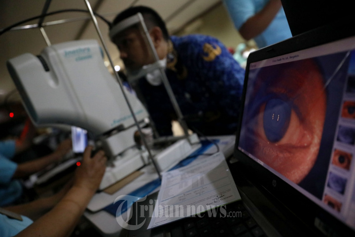 Pemeriksaan Mata Gratis Peringati Hari Guru Nasional
