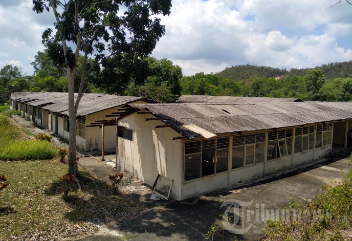 Bangunan terbengkalai bekas rumah sakit lahan eks camp Vietnam di Pulau Galang, Kepri, yang direncanakan akan kembali difungsikan sebagai rumah sakit khusus rehabilitasi dan observasi, Rabu (4/3/2020). Pemerintah berencana merehabilitasi rumah sakit di Pulau Galang, Kepulauan Riau, agar bisa digunakan melakukan observasi bagi pasien terduga virus corona. 