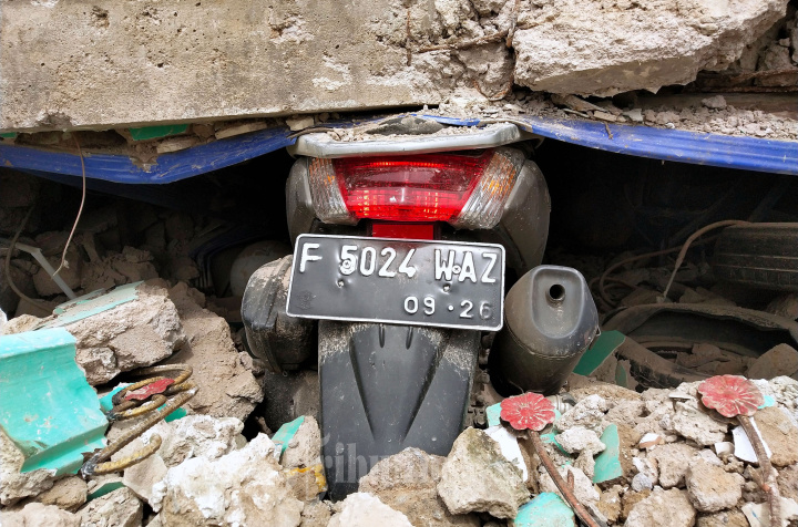 Pemilik Bengkel Selamatkan Anak dan Istri Dari Runtuhan Bangunan