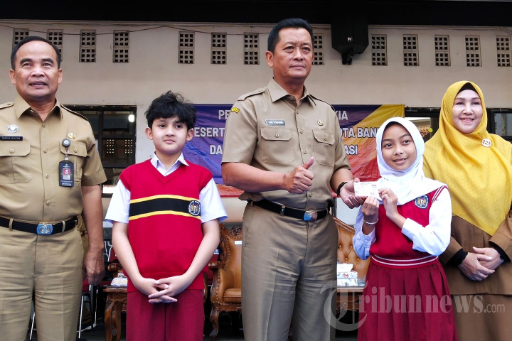 Pemkot Bandung Serahkan 4.464 KIA ke Peserta Didik