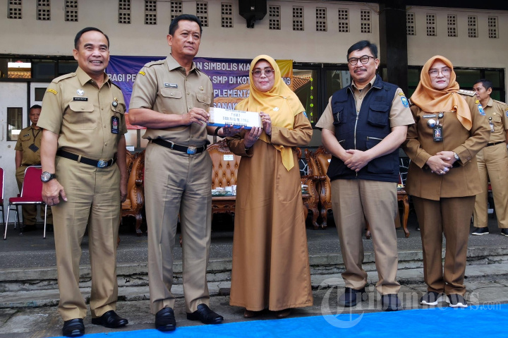 Pemkot Bandung Serahkan 4.464 KIA ke Peserta Didik
