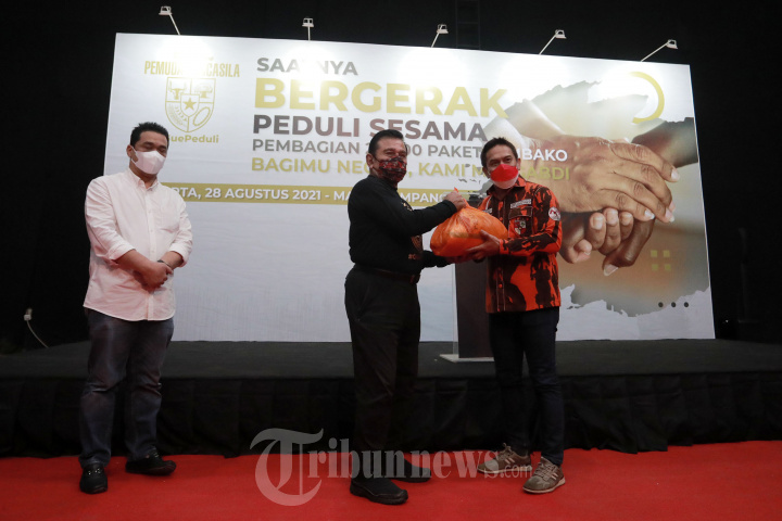 Pemuda Pancasila Bagikan Paket Sembako Terdampak COVID-19