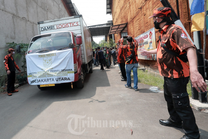 Pemuda Pancasila Bagikan Paket Sembako Terdampak COVID-19
