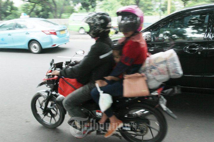 Pemudik Bersepeda Motor Melintas di Daan Mogot
