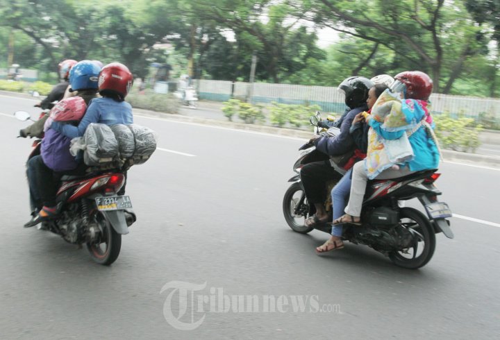 Pemudik Bersepeda Motor Melintas di Daan Mogot