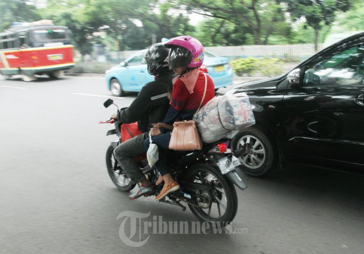 Pemudik Bersepeda Motor Melintas di Daan Mogot