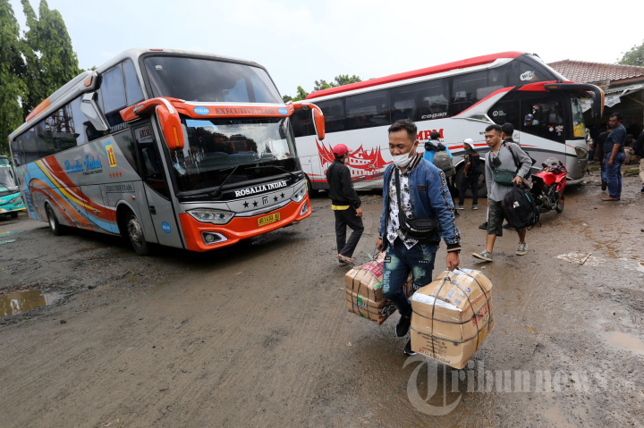 Pemudik di Terminal Bayangan Pondok Pinang
