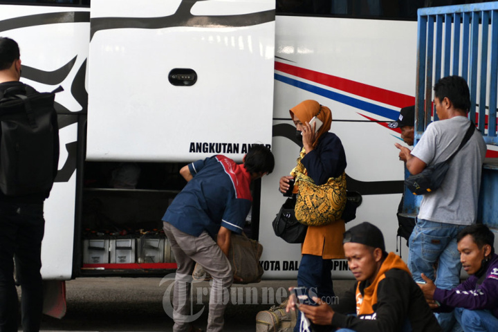 Pemudik Lebaran di Terminal Bus Arjosari Malang