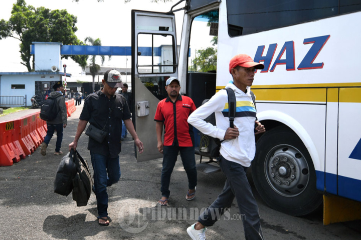 Pemudik Lebaran di Terminal Bus Arjosari Malang