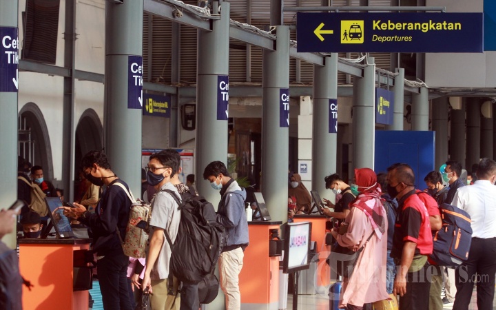 Pemudik Mulai Memadati Stasiun Pasar Senen
