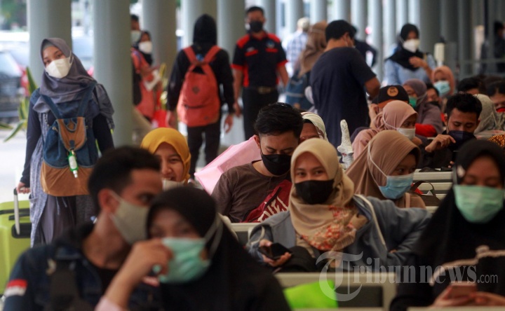 Pemudik Mulai Memadati Stasiun Pasar Senen