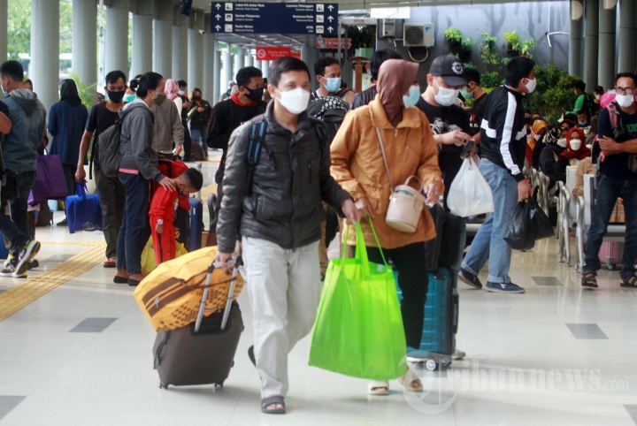 Pemudik Mulai Memadati Stasiun Pasar Senen