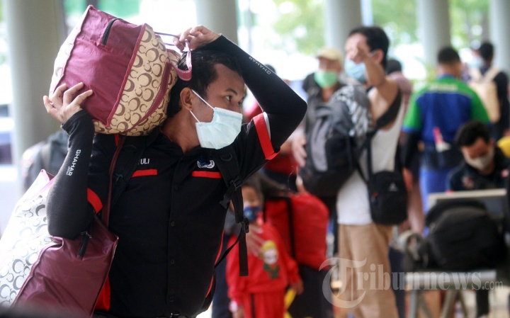 Pemudik Mulai Memadati Stasiun Pasar Senen