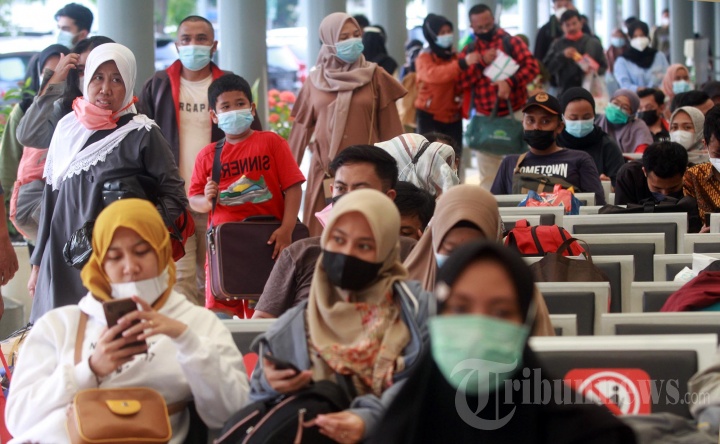 Pemudik Mulai Memadati Stasiun Pasar Senen