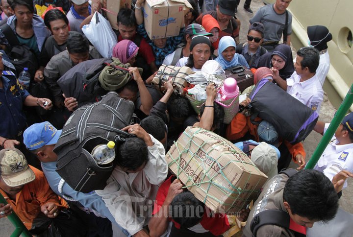 Pemudik Padati KM Binaiya di Pelabuhan Dwikora Pontianak