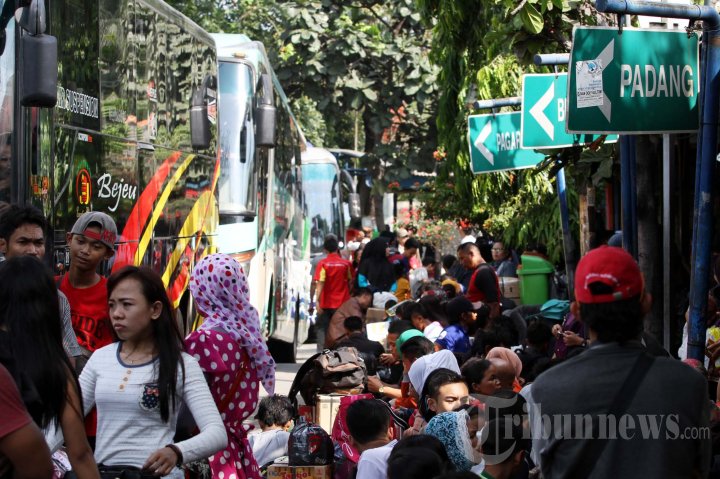 Pemudik Padati Terminal Kalideres