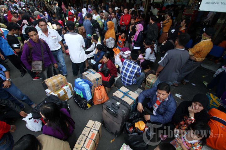 Pemudik Padati Terminal Kalideres