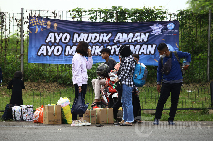 Pemudik Pengguna Bis AKAP di Cikopo
