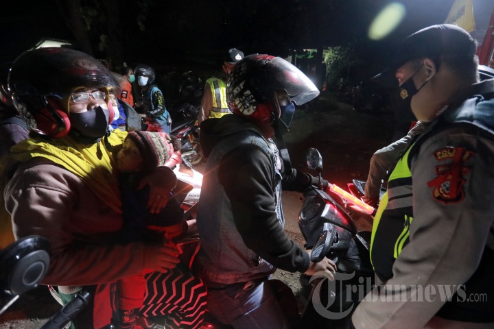 Pemudik Sepeda Motor Terobos Penyekatan di Karawang