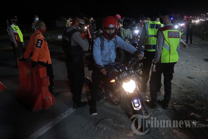 Pemudik Sepeda Motor Terobos Penyekatan di Karawang