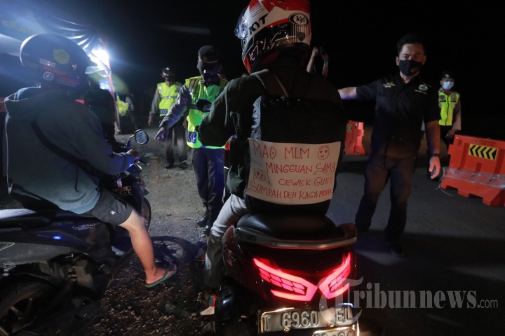 Pemudik Sepeda Motor Terobos Penyekatan di Karawang