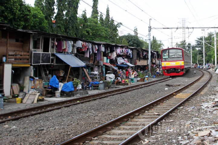 Pemukiman Pinggir Rel Kereta Api