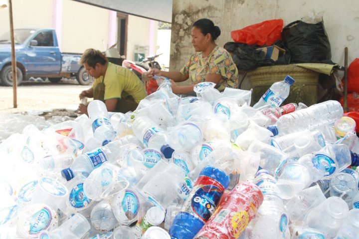 Pemulung Sedang Memilah Botol dan Gelas Mineral