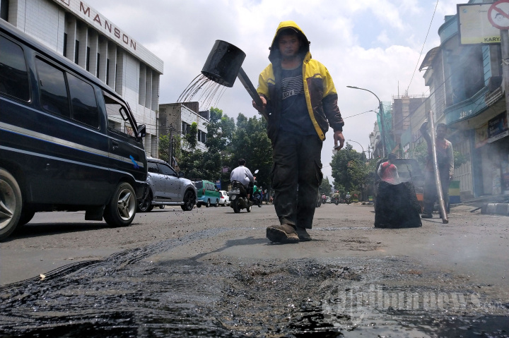 Penambalan Jalan di Kota Bandung