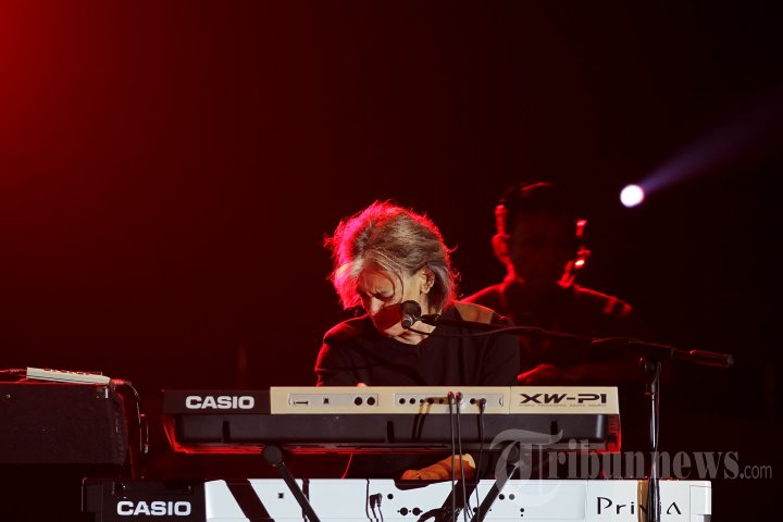 Penampilan Fariz RM di Konser Matt Bianco