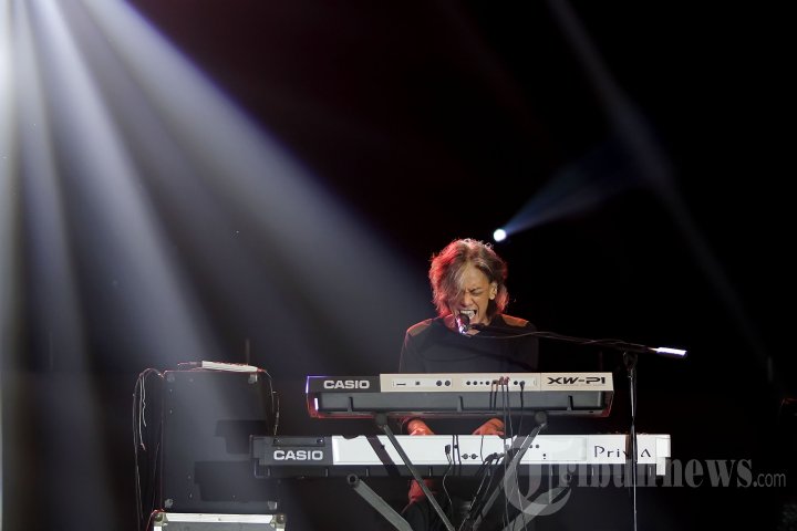 Penampilan Fariz RM di Konser Matt Bianco