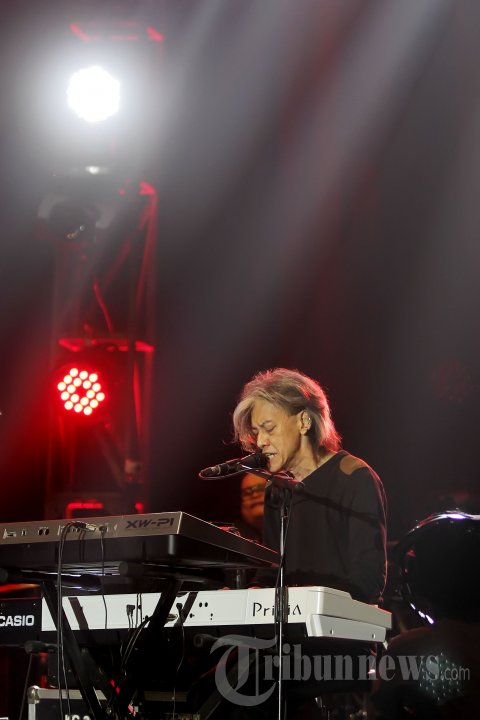 Penampilan Fariz RM di Konser Matt Bianco