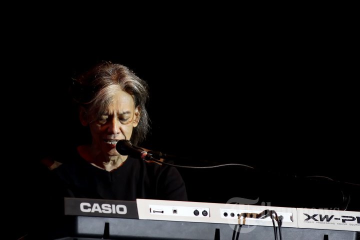 Penampilan Fariz RM di Konser Matt Bianco