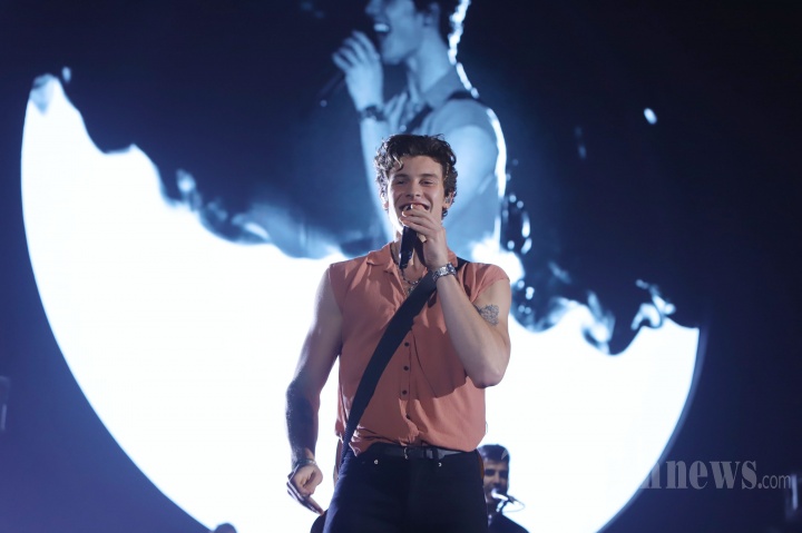 Penampilan Shawn Mendes dalam konser tunggalnya di Sentul International Convention Center, Jawa Barat, Selasa (8/10/2019). 