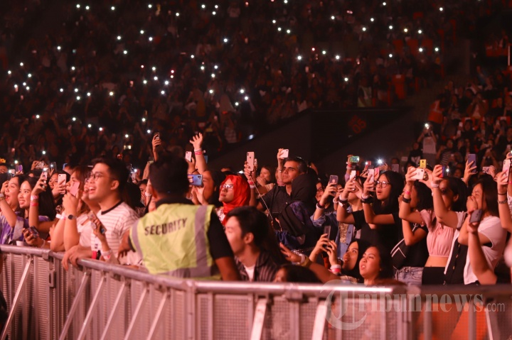 Antusiasme para penonton yang didominasi oleh kaum hawa dalam konser tunggal Shawn Mendes di Sentul International Convention Center (SICC) Sentul, Bogor, Jawa Barat, Selasa malam (8/10/2019).